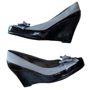 Aerosoles Well Wisher Peep Toe Wedges 9.5M EUC Brown Faux Patent Leather & Cloth